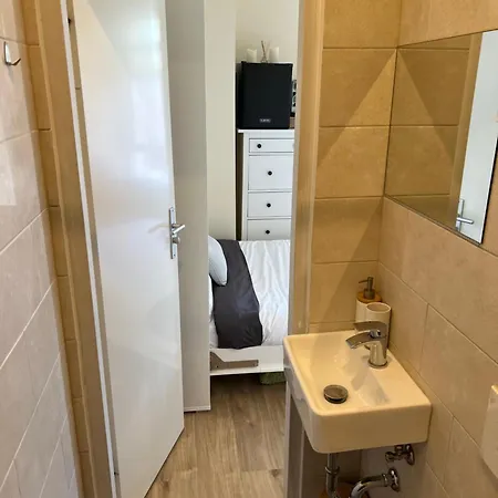 Cosy With Private Bathroom And 2 Bikes Apartment